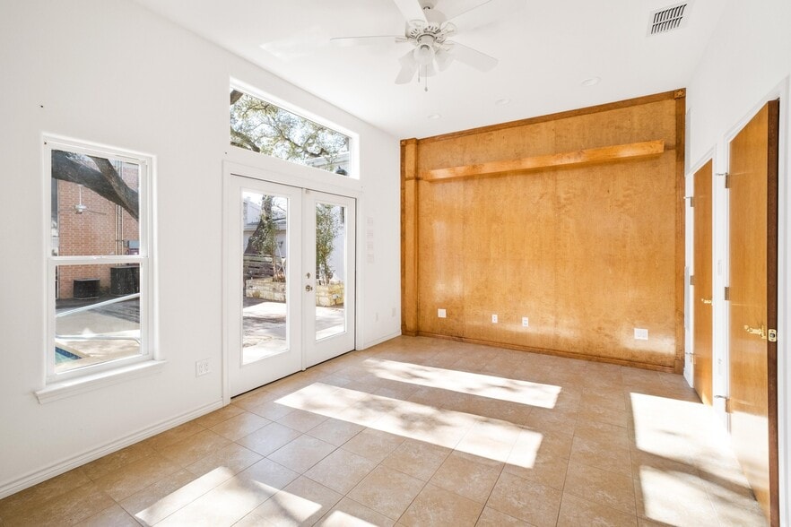 More Photos Of 121 Scott St, San Marcos Office Residential For Sale