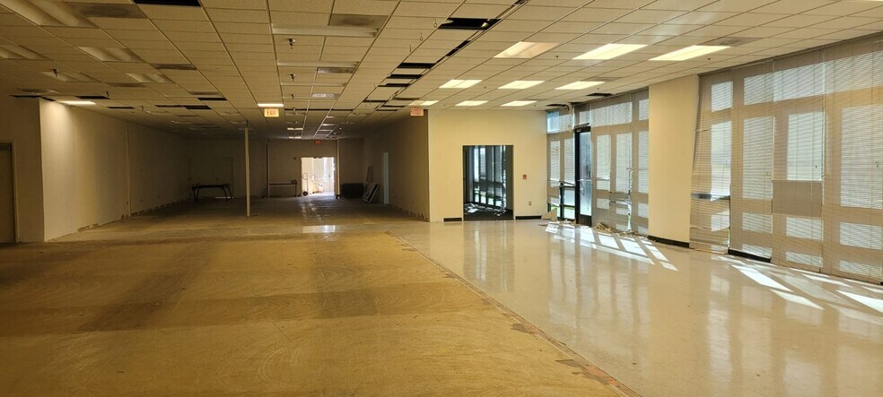 More Photos Of 45305 Catalina Ct, Sterling Showroom For Sale