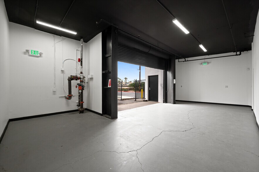 More Photos Of 800 E Dyer Rd, Santa Ana Showroom For Lease