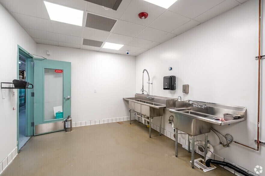 More Photos Of 5600 Roosevelt Way, Seattle Freestanding For Lease