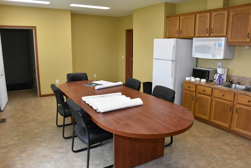 More Photos Of 105 McQuiston Dr, Jackson Center Industrial For Sale