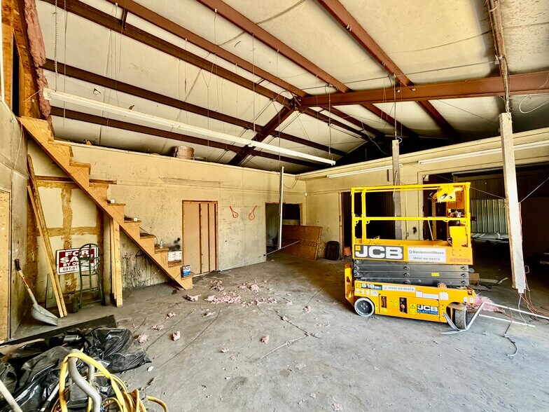 More Photos Of 8071 N McRaven Rd, Clinton Industrial For Sale
