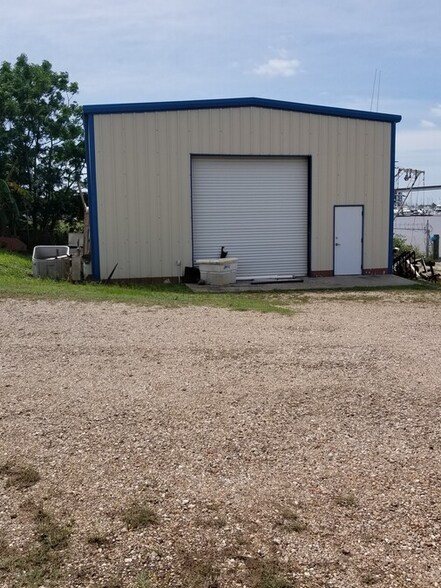 More Photos Of 300 E Brazos St, Freeport Warehouse For Sale