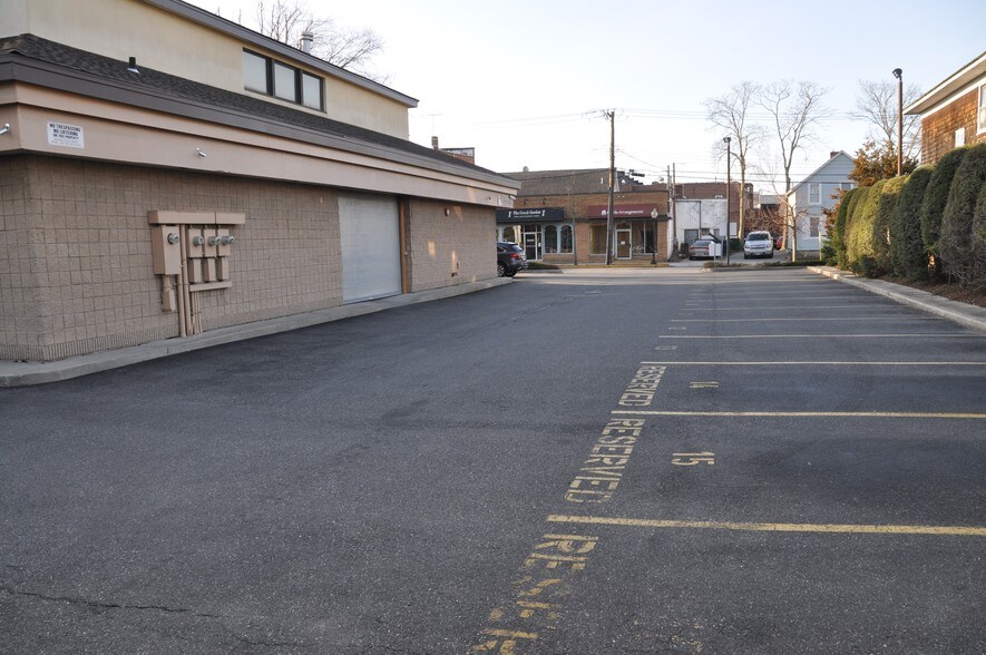 More Photos Of 140-170 Deer Park Ave, Babylon Storefront Retail Office For Lease