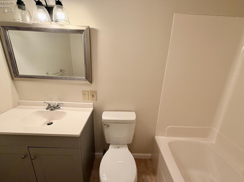 More Photos Of 110 Railroad St, Clyde Restaurant For Sale