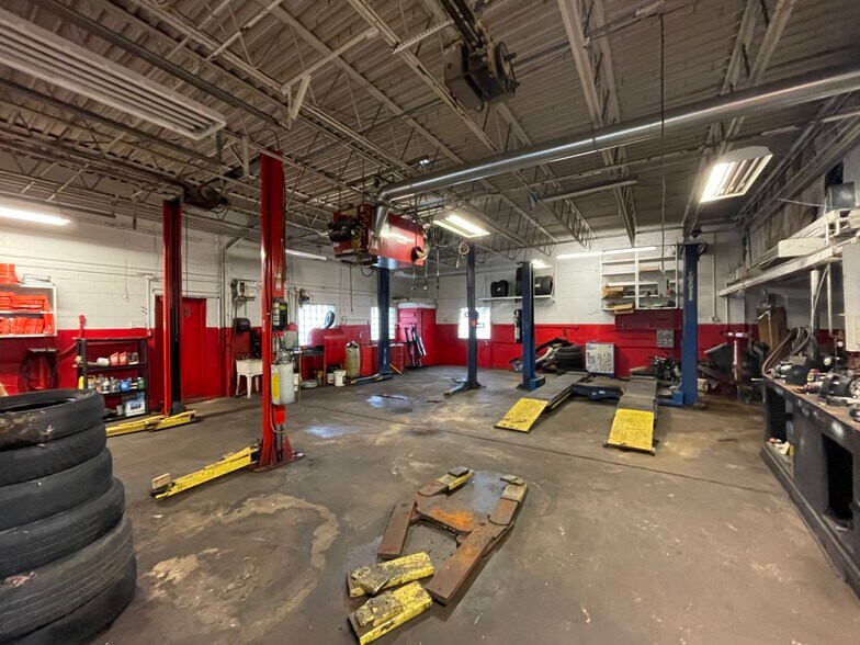 More Photos Of 2510 Seneca St, West Seneca Auto Repair For Lease