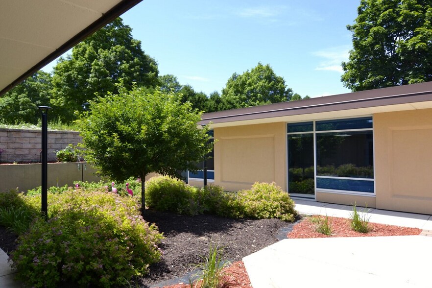 More Photos Of S22W22660 Broadway, Waukesha Office For Lease