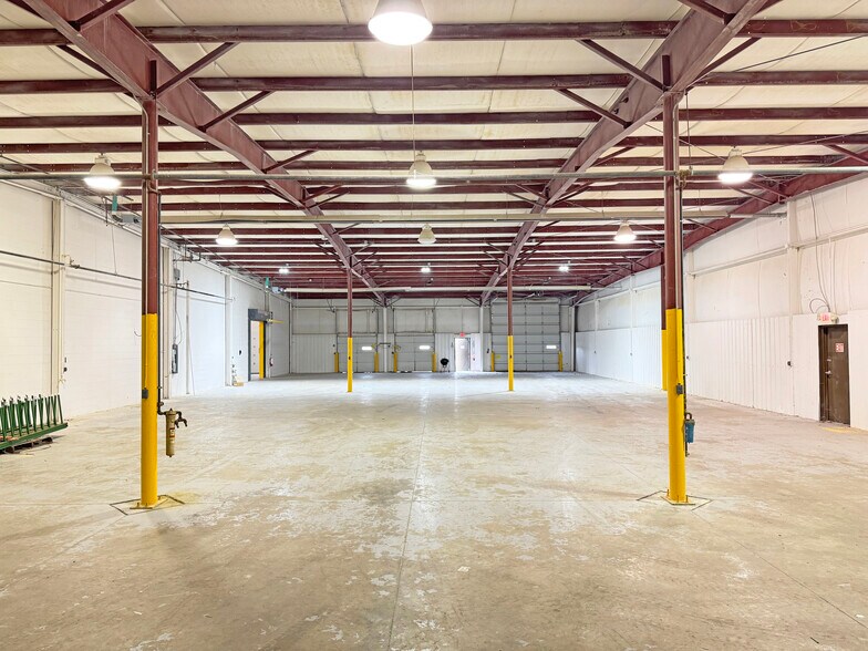 More Photos Of 2371 N Rainbow Dr, Warsaw Warehouse For Lease