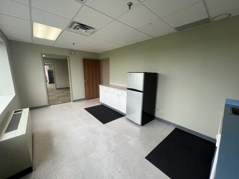 More Photos Of 228 Maple St, Manchester Office For Sale