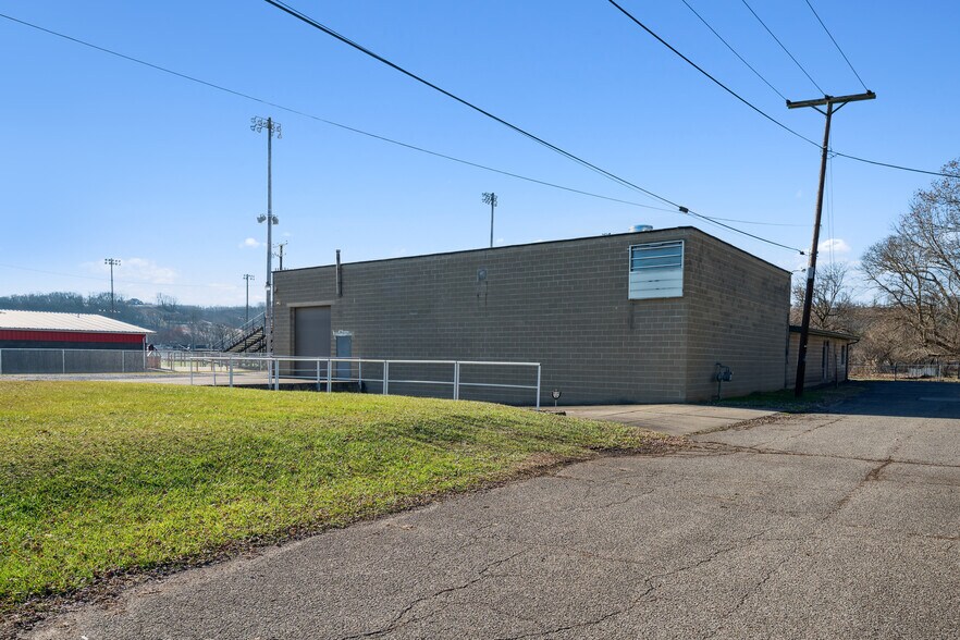 More Photos Of 15 Walnut St, Coshocton Warehouse For Sale
