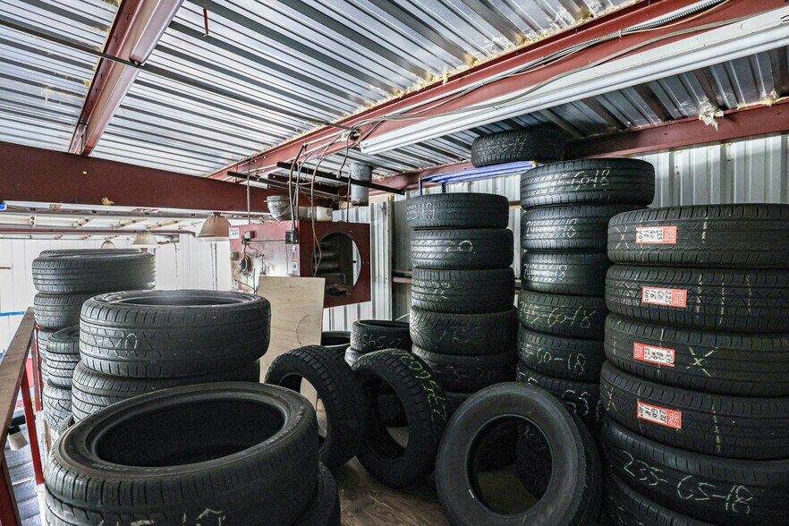 More Photos Of 430 US-62 E, Eddyville Auto Repair For Sale