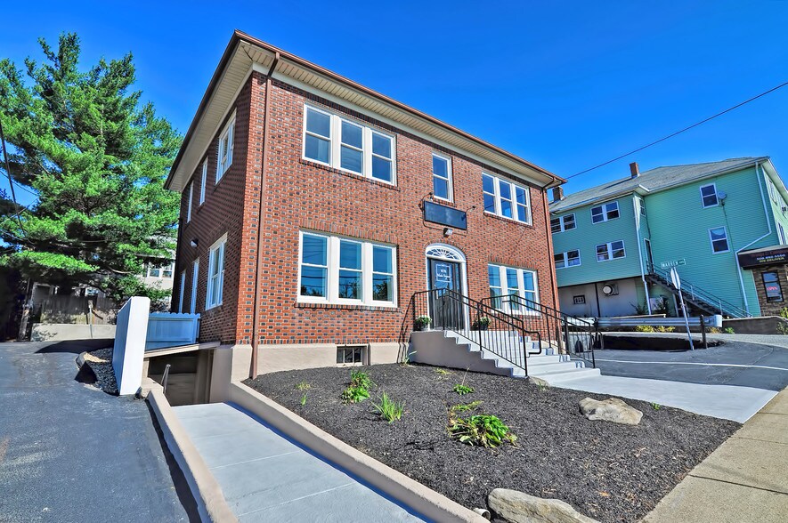 More Photos Of 1078 Main St, Leicester Coworking Space