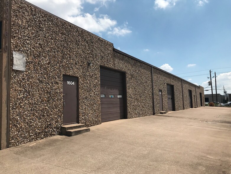 More Photos Of 1604-1620 Surveyor Blvd, Carrollton Unknown For Lease