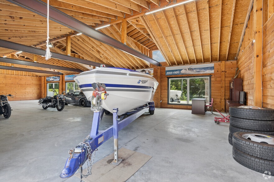 More Photos Of 400-420 Victoria Rd, Woodstock Storefront For Sale