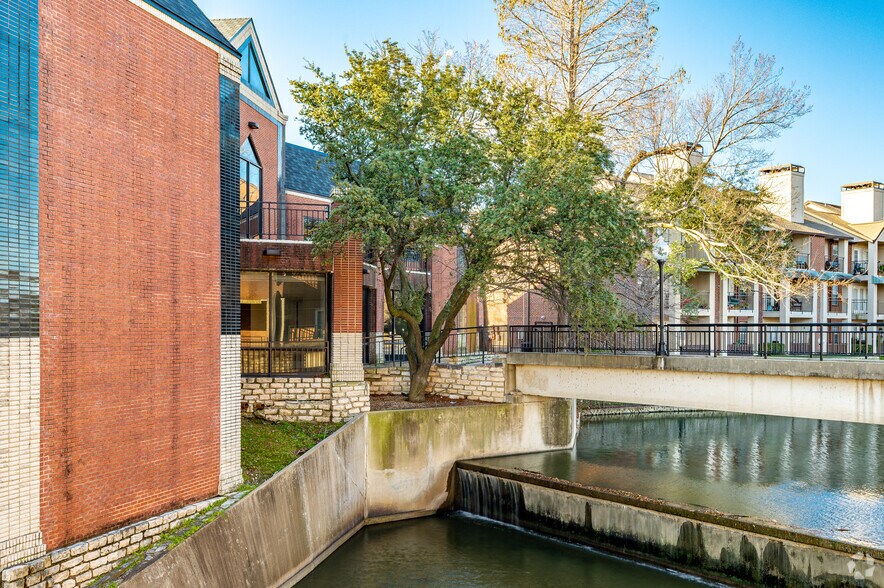 More Photos Of 9665-9669 N Central Expy, Dallas Unknown For Lease