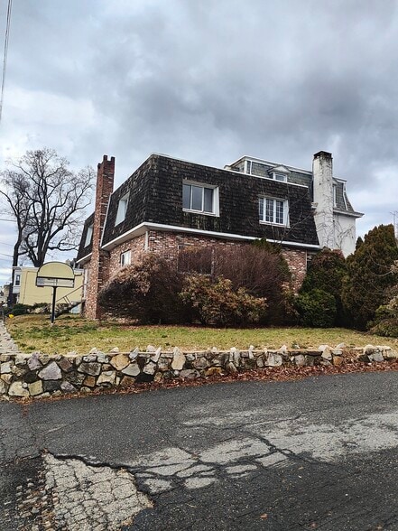 More Photos Of 615 Macdade Blvd, Collingdale Bar For Sale