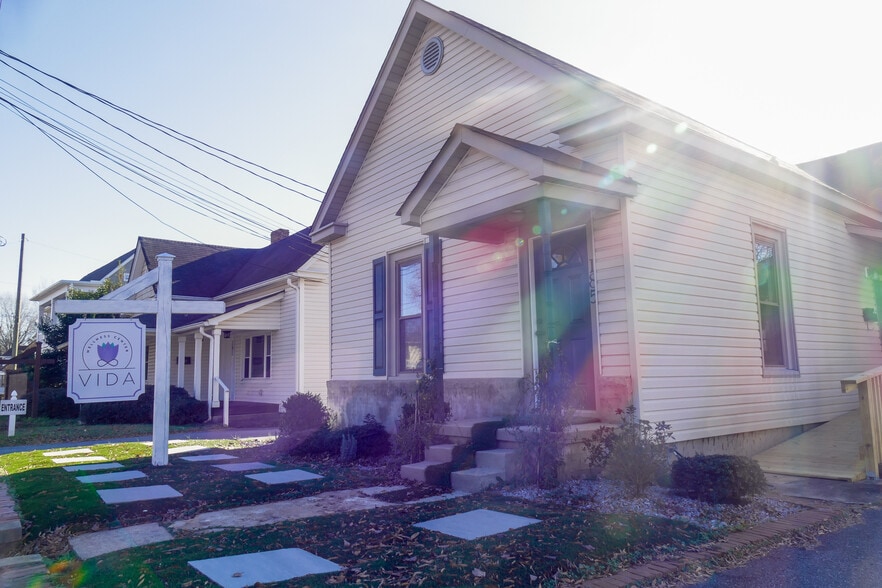 More Photos Of 185 Church St, Concord Freestanding For Lease