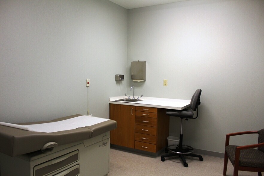 More Photos Of 1506 E Lincoln Rd, Idabel Medical For Sale
