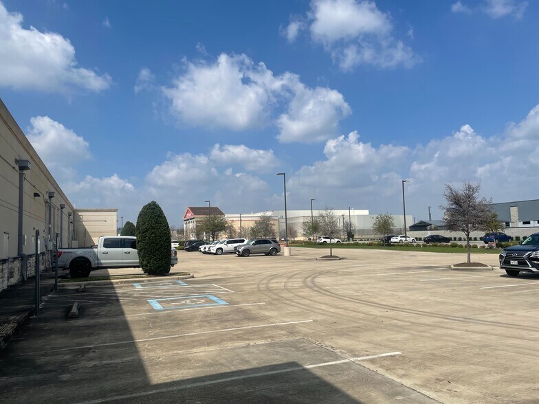 More Photos Of 7417 W Grand Pky S, Richmond Unknown For Lease