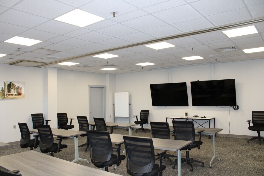 More Photos Of 101 Carleton Ave, Hazleton Manufacturing For Lease