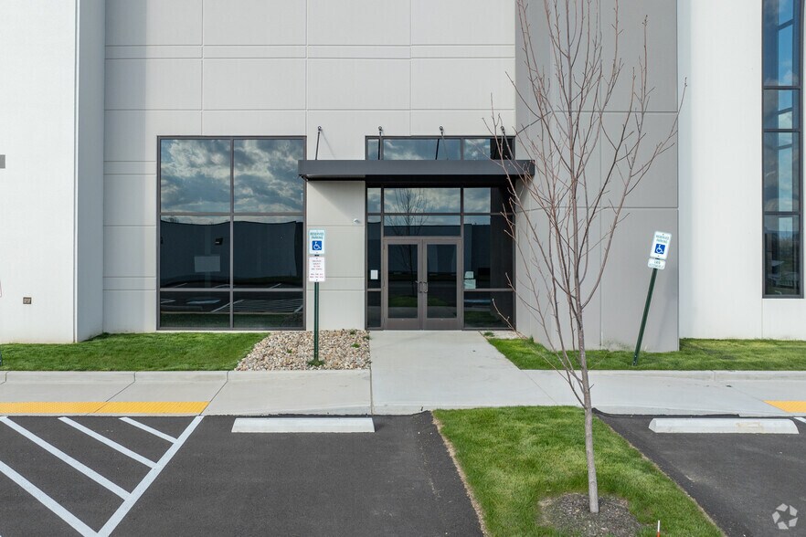 More Photos Of 744 Excel Dr, Hunker Warehouse For Lease