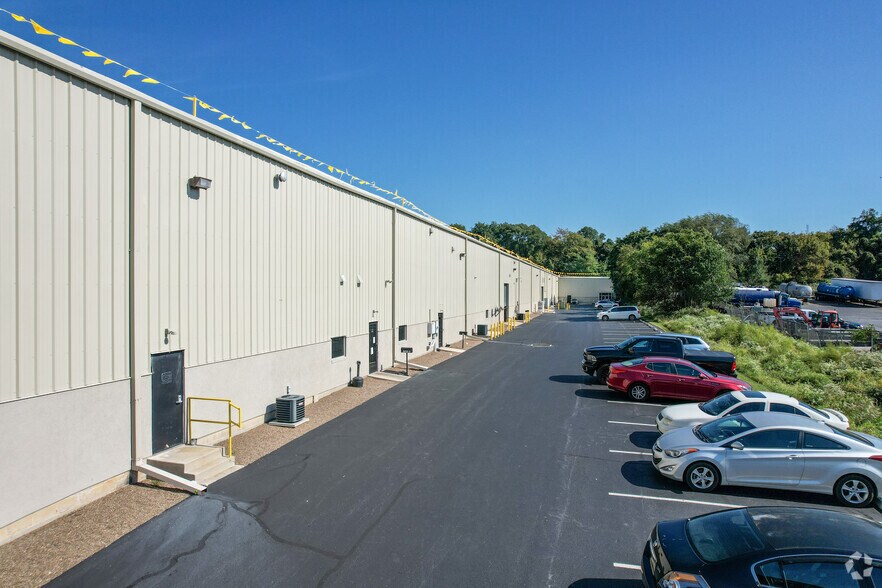 More Photos Of 1549 Bobali Dr, Harrisburg Distribution For Lease