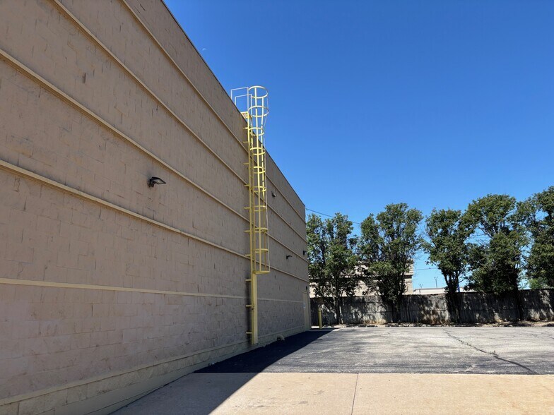 More Photos Of 6920-6930 W Kellogg Dr, Wichita Freestanding For Lease