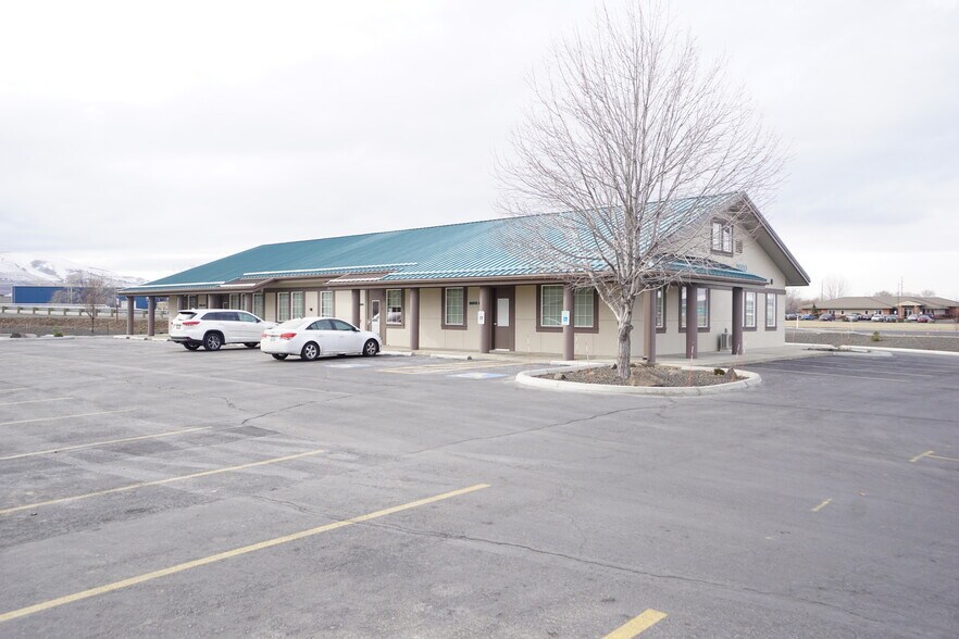 More Photos Of 2600 Business Pkwy, Union Gap Medical For Lease