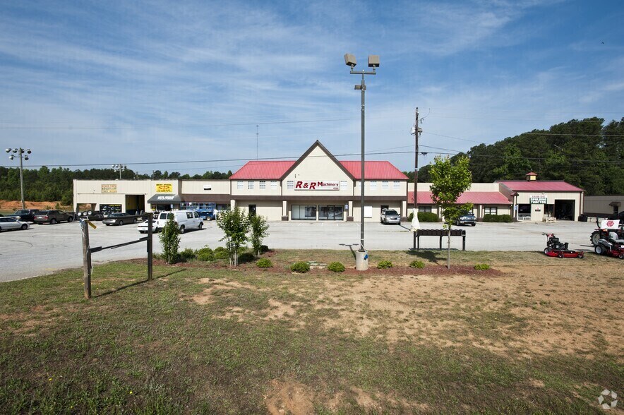 Primary Photo Of 4289-4301 N Expressway, Hampton Service For Sale