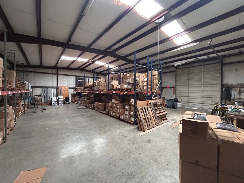 More Photos Of 262 Beach Airport Rd, Conroe Warehouse For Sale