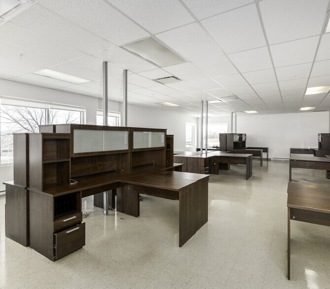 More Photos Of 2511 Boul Du Parc-Technologique, Québec Manufacturing For Sale
