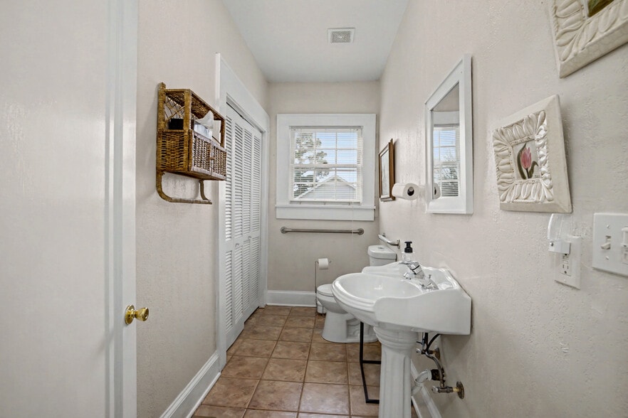 More Photos Of 228 E Poplar St, Griffin Office For Lease