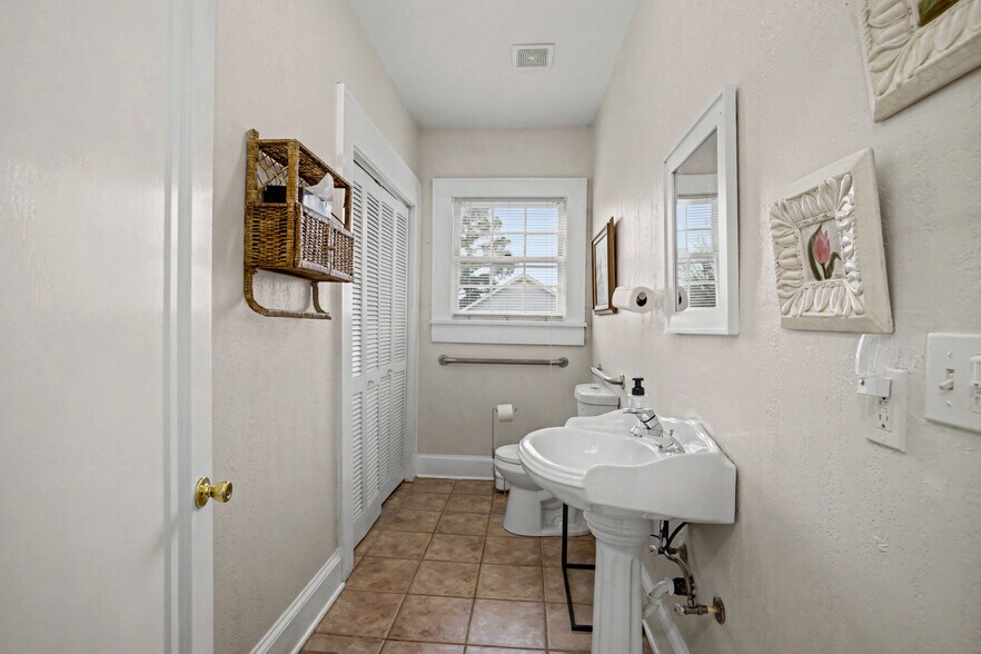 More Photos Of 228 E Poplar St, Griffin Office For Lease