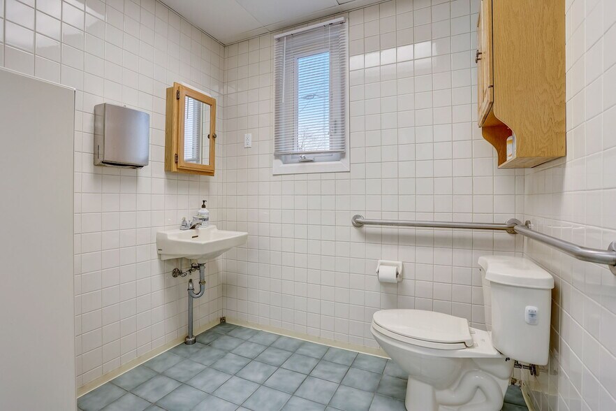 More Photos Of 329 Otter St, Bristol Flex For Lease