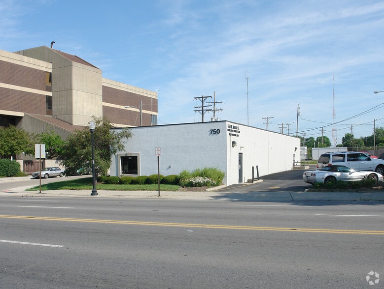 More Photos Of 750 W Broad St, Columbus Office For Sale