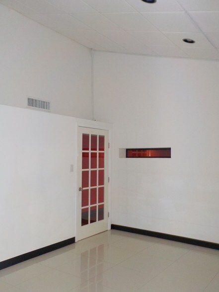 More Photos Of 3700 N 10th St, McAllen Office For Lease