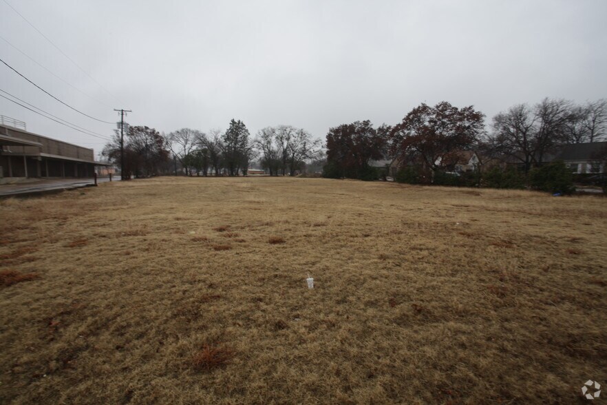 More Photos Of 2109 W Berry St, Fort Worth Land For Lease