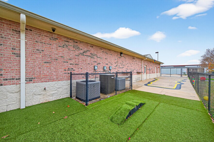 More Photos Of 8525 Queenston Blvd, Houston Freestanding For Sale