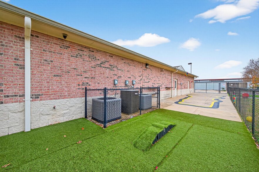 More Photos Of 8525 Queenston Blvd, Houston Freestanding For Sale