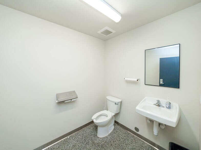 More Photos Of 2079 Deschutes Dr, Stayton Manufacturing For Lease