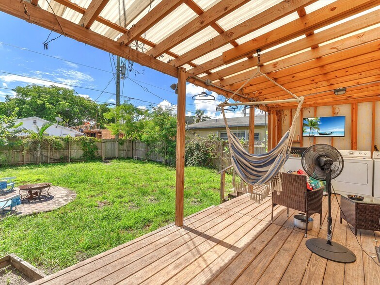 More Photos Of 1932 Dewey St, Hollywood Land For Sale