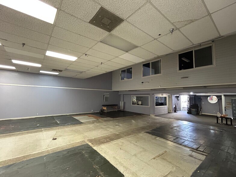 More Photos Of 5645 Hollywood Blvd, Hollywood General Retail For Lease