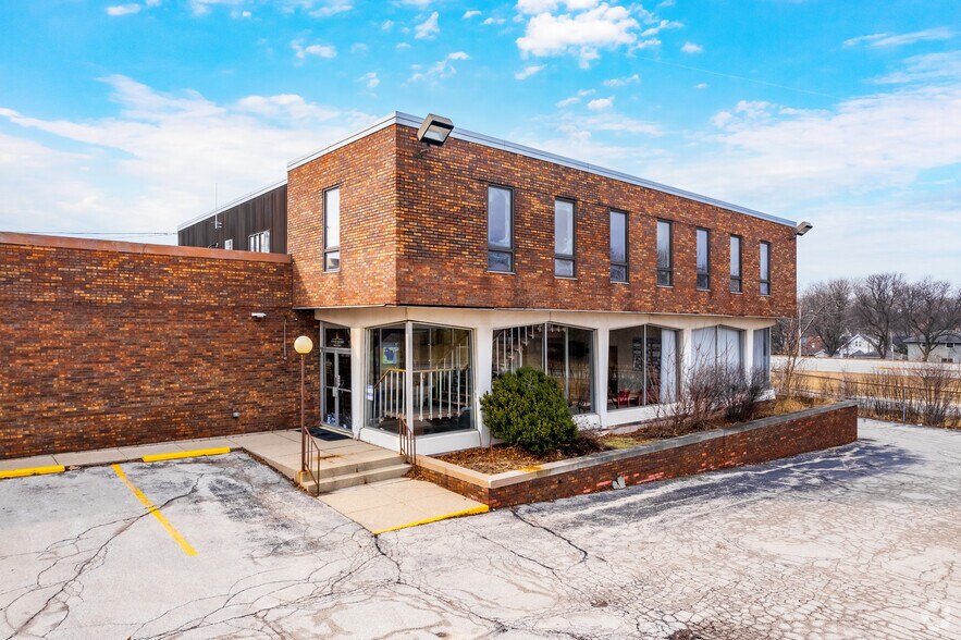 More Photos Of 201 S Hawley Ct, Milwaukee Light Distribution For Sale