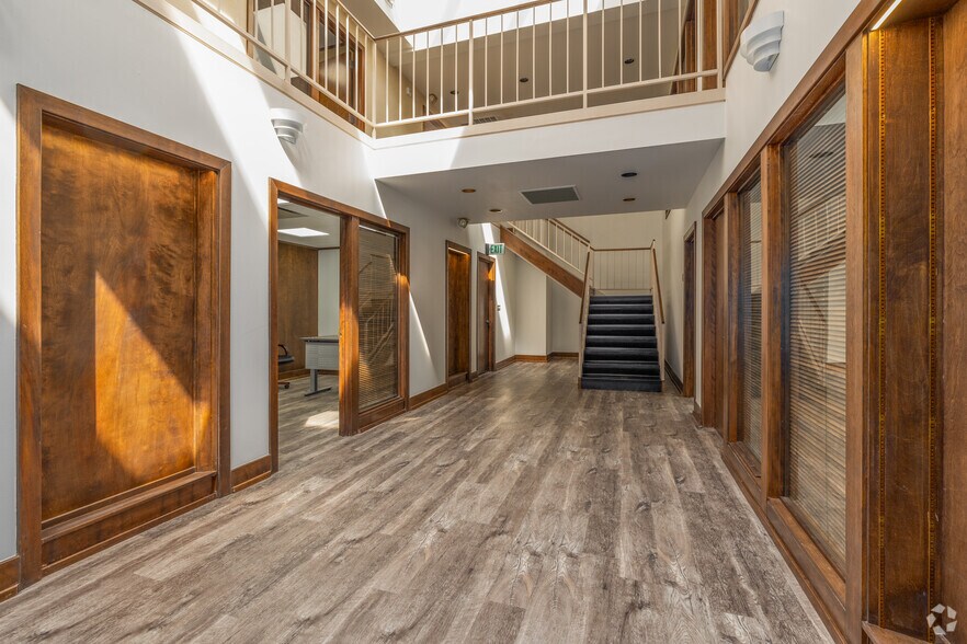 More Photos Of 800 Broadway St, San Antonio Office For Sale