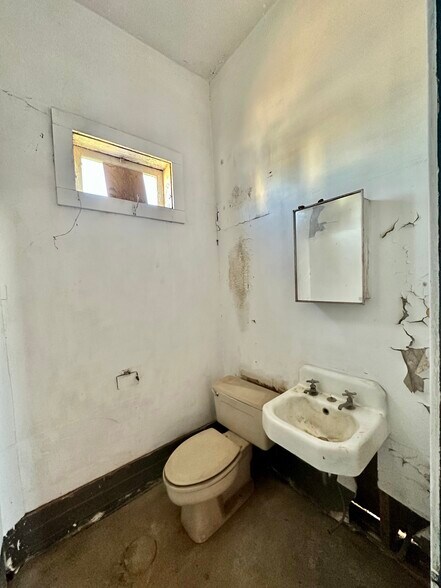 More Photos Of 400 Echo st, Graham Freestanding For Sale