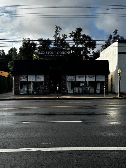 More Photos Of 22540 Ventura Blvd, Woodland Hills Storefront For Sale