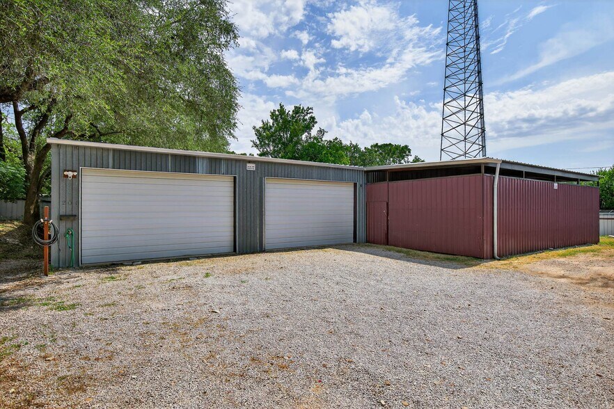 More Photos Of 201 W 9th St, Burnet Warehouse For Lease