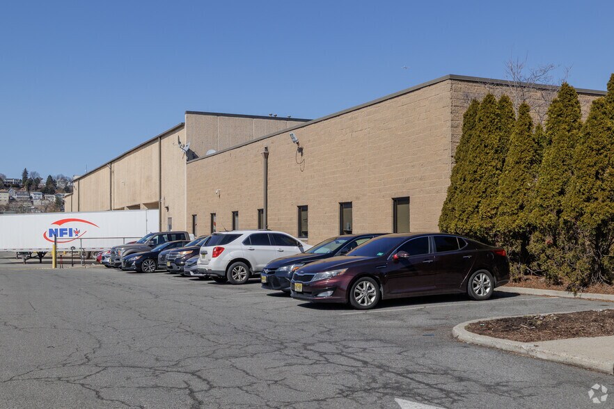 More Photos Of 600 16th St, Carlstadt Distribution For Lease