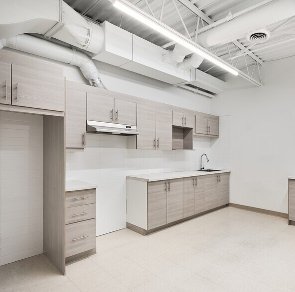 More Photos Of 5520-5576 Boul Des Rossignols, Laval Warehouse For Lease