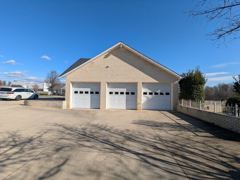 More Photos Of 4059 Lowry Rd, Goode Specialty For Sale